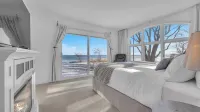 Shoreline Serenity - 2 Private Acres - 4-Star