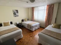 Embassy Quito Отели рядом с достопримечательностью «Площадь Фоч»
