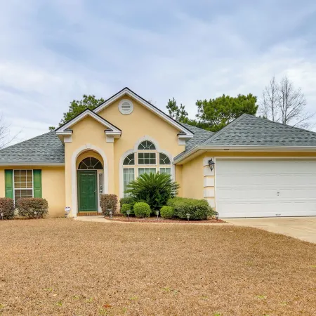 11 Mi to Savannah! Suburban Home w/ Spacious Yard