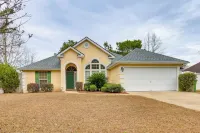 11 Mi to Savannah! Suburban Home w/ Spacious Yard - Homestays