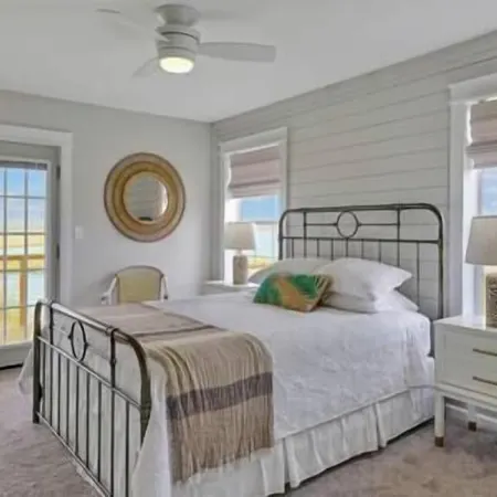 Sunset Sound Cottage -Waterfront with Sweeping Sound Views -2 Min Walk to Beach