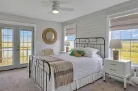 Sunset Sound Cottage -Waterfront with Sweeping Sound Views -2 Min Walk to Beach