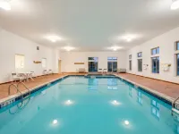 Pellston Lodge - Pools