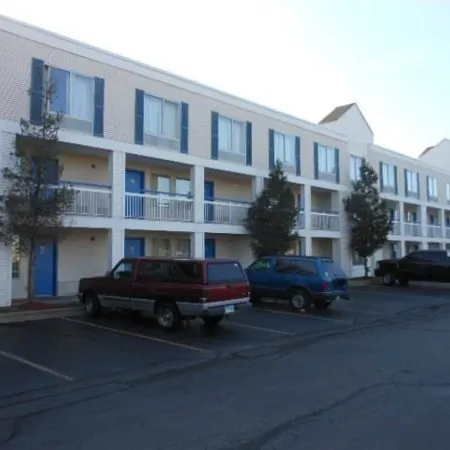 Travelodge by Wyndham Lansing IL