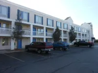 Travelodge by Wyndham Lansing IL