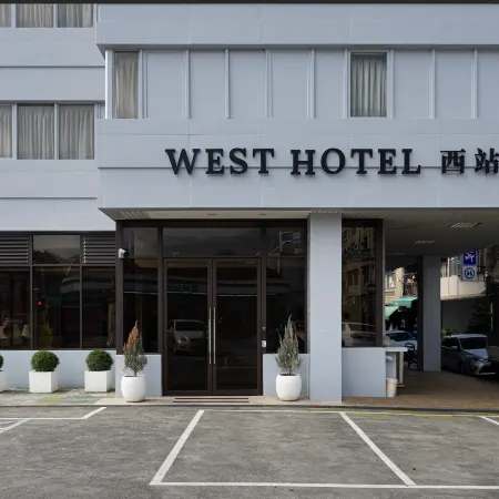 West Hotel Отели рядом с достопримечательностью «Винодельня Пули»