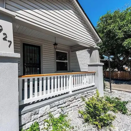 Deco Studio Retreat With Fireplace, Wifi, Queen Bed