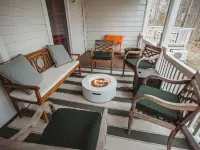 Hideaway Inn Lenox Hotels in Lenox