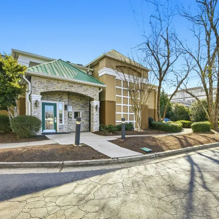 HomeTowne Studios by Red Roof Atlanta – Peachtree Corners