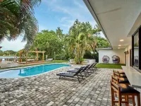 Villa Santorini Lakefront Private Deck Hotels in Ojus