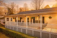Charming Wine Country Retreat Near Dahlonega Fire Pit, Home Gym, Game Room.