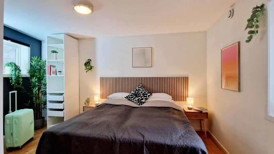 Prime location amazing king bed colorful oasis