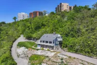 Queen City Sanctuary w/ Views, 3 Mi to Downtown! - Homestays