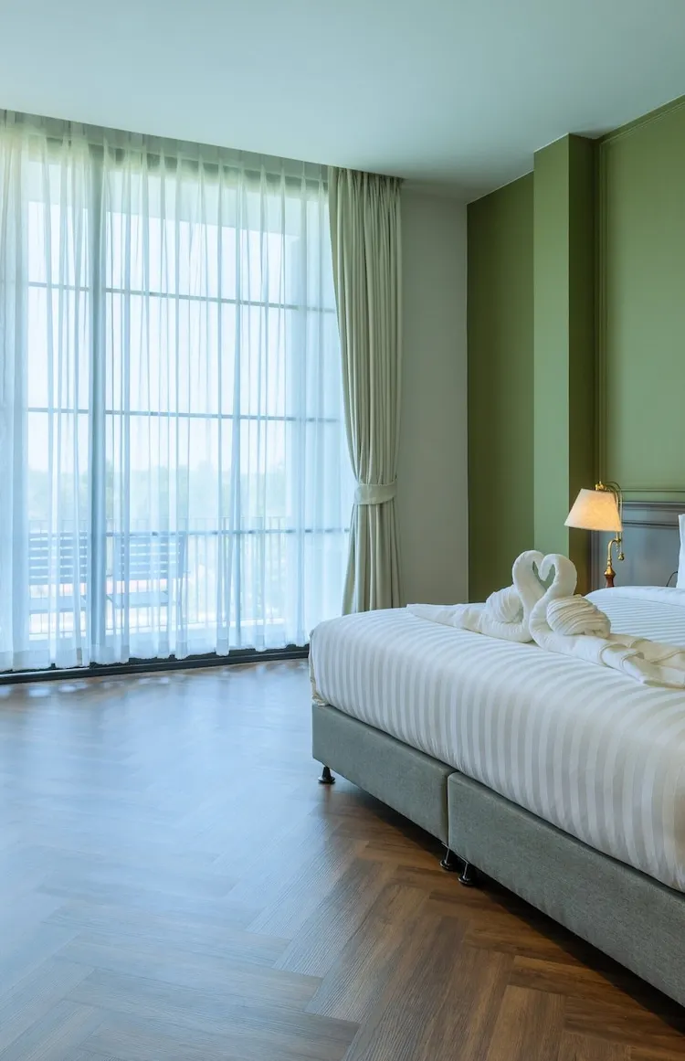 ห้องดีลักซ์ เตียงใหญ่ พร้อมวิวสวน