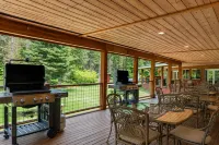 River Road Lodge 7 Bedroom Lodge by NW Comfy Cabins by RedAwning - Jacuzzi