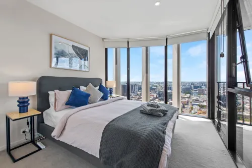 Top Floor! 2Bed/2Bath/1Car/Pool ~ VIEWS ~ CBD - Bintang 2