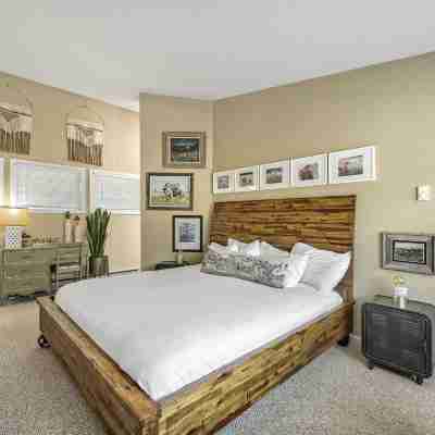J1 Meadow Creek Miniums 3 Bedroom Condo by RedAwning Rooms