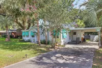Palm Cottage: Walk to Darien Waterfront & Fort - WiFi