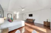Bursting with Sunshine Pool S & G 5 Bedroom Home by Redawning - Balkoner