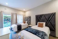 Cosmo Guest House - piscina
