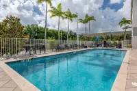 Comfort Suites Fort Lauderdale Airport & Cruise Port - مسبح