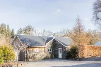 Luxury Riverside Lodge with Hot Tub (Sleeps 6) - 別墅