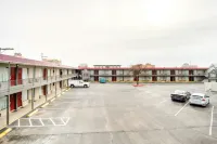 OYO Hotel Hutchinson West 4th Ave - Parkplatz