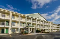HomeTowne Studios by Red Roof Denver - Glendale/ Cherry Creek - parking