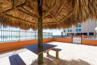 Fantastic Beachfront Condo, Perfect Location, Large 3 Bedroom, 2 Bath Sleeps 8 - 2-stjärniga