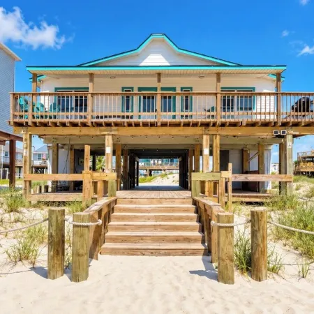 Pedestrian Beach Front 3- bedroom house in Surfside Beach