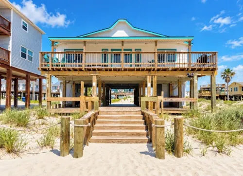 Pedestrian Beach Front 3- bedroom house in Surfside Beach - de playa