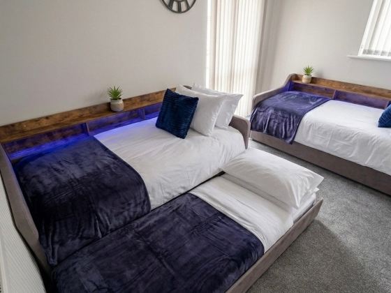 Stunning Sea View Flat on The Leas – Panoramic Estuary Sunsets, Steps to Beach