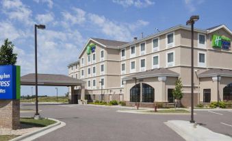 Holiday Inn Express & Suites Rogers