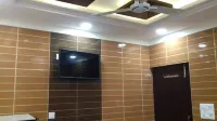 Posh, Nice Foreigner Area Lajpat Ngar Luxury Room