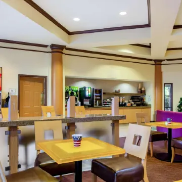 La Quinta Inn & Suites by Wyndham Raleigh Crabtree