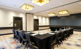 a conference room with a long table and chairs , set up for a meeting or presentation at DoubleTree by Hilton Hotel Libertyville - Mundelein