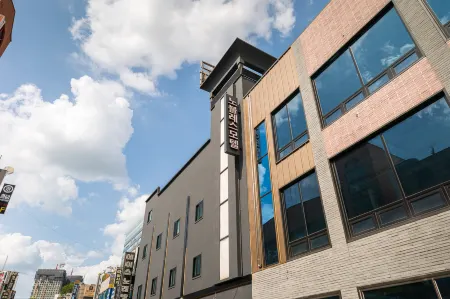 Bucheon (Jungdong) Noblesse Отели рядом с достопримечательностью «Bucheon One Million Rose Garden»