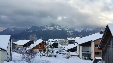 Cozy Apartment with Lake View for 6 Guests Отели в г. Эмметтен