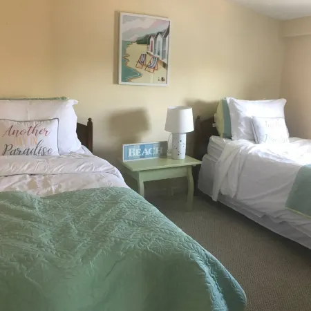 2 Bd Beach Condo Only 2 Min Walk to Oc's Goldcoast