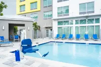 Holiday Inn Express & Suites DORAL - MIAMI by IHG - Pools
