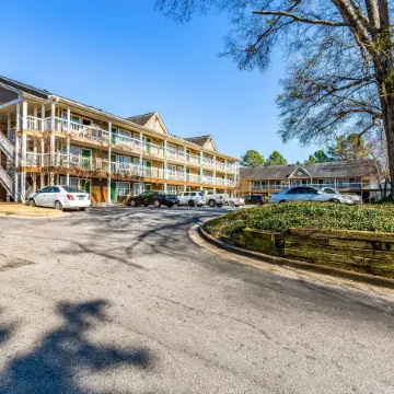 HomeTowne Studios by Red Roof Atlanta - Norcross Downtown