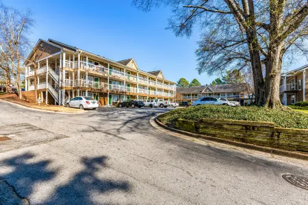 HomeTowne Studios Atlanta NE - Downtown Norcross Отели в г. Норкросс