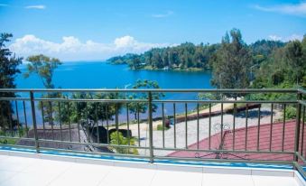 Twin and Intimate Room with Nice Balcony - View on the Lake