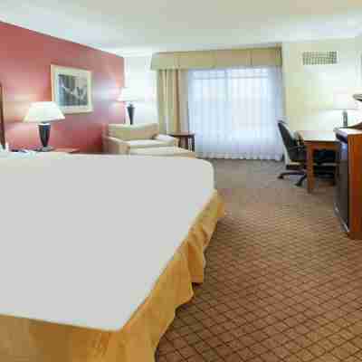 Holiday Inn Express & Suites Lincoln-Roseville Area Rooms