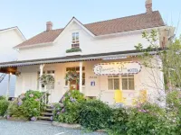 Princess and the Pea Hotel Hotel dekat Trinity Western University
