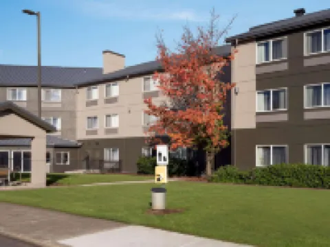 La Quinta Inn & Suites by Wyndham Springfield Hotels in Springfield