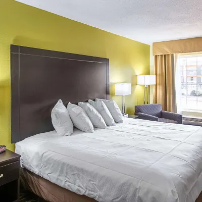 Clarion Inn Columbia Airport Отели рядом с достопримечательностью «Зоопарк Riverbank»
