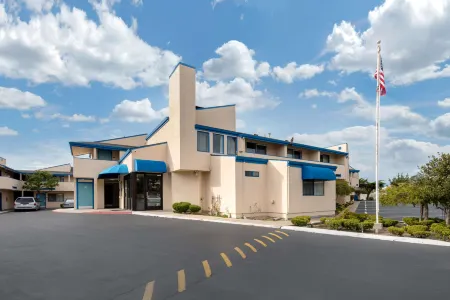 Bay Breeze Inn Отели в г. Сисайд