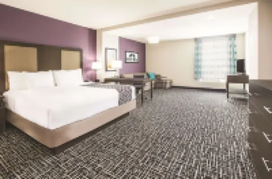 La Quinta Inn & Suites by Wyndham Dallas Plano - the Colony Hotel di County Denton