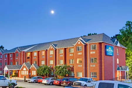 Microtel Inn & Suites by Wyndham Stockbridge/Atlanta I-75 Отели рядом с достопримечательностью «Eagles Landing Country Club»
